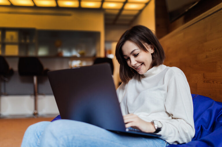girl-seeing-his-laptop